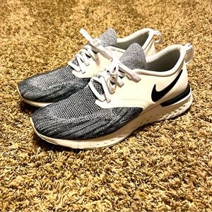 Nike Men’s Flyknit Odyssey Running Shoes